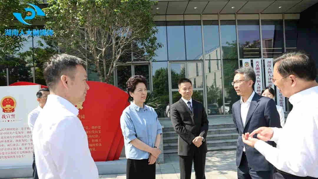 省人大常委会党组书记、副主任乌兰一行走访看望江帆代表并考察调研人和人律所