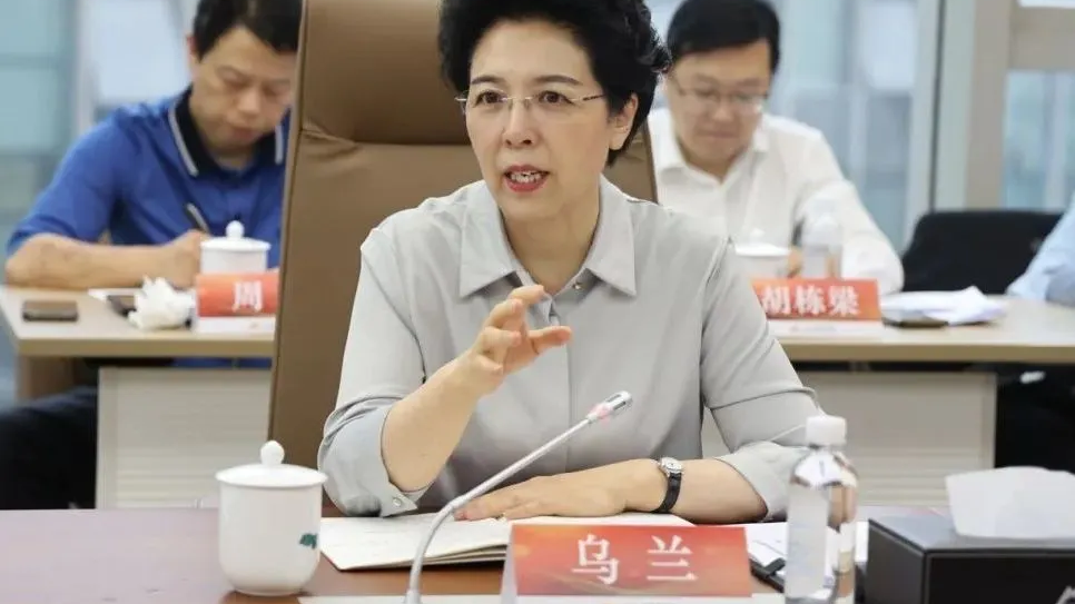 省人大常委会党组书记、副主任乌兰在人和人律师事务所主持召开意见征求座谈会