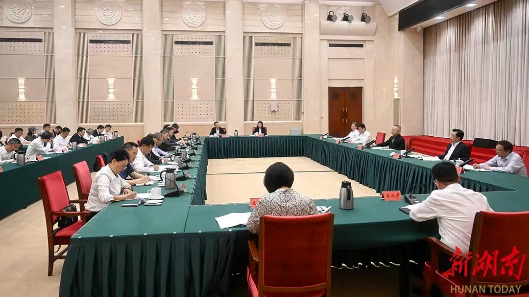 全国人大代表江帆参加大学生创业导师工作座谈会