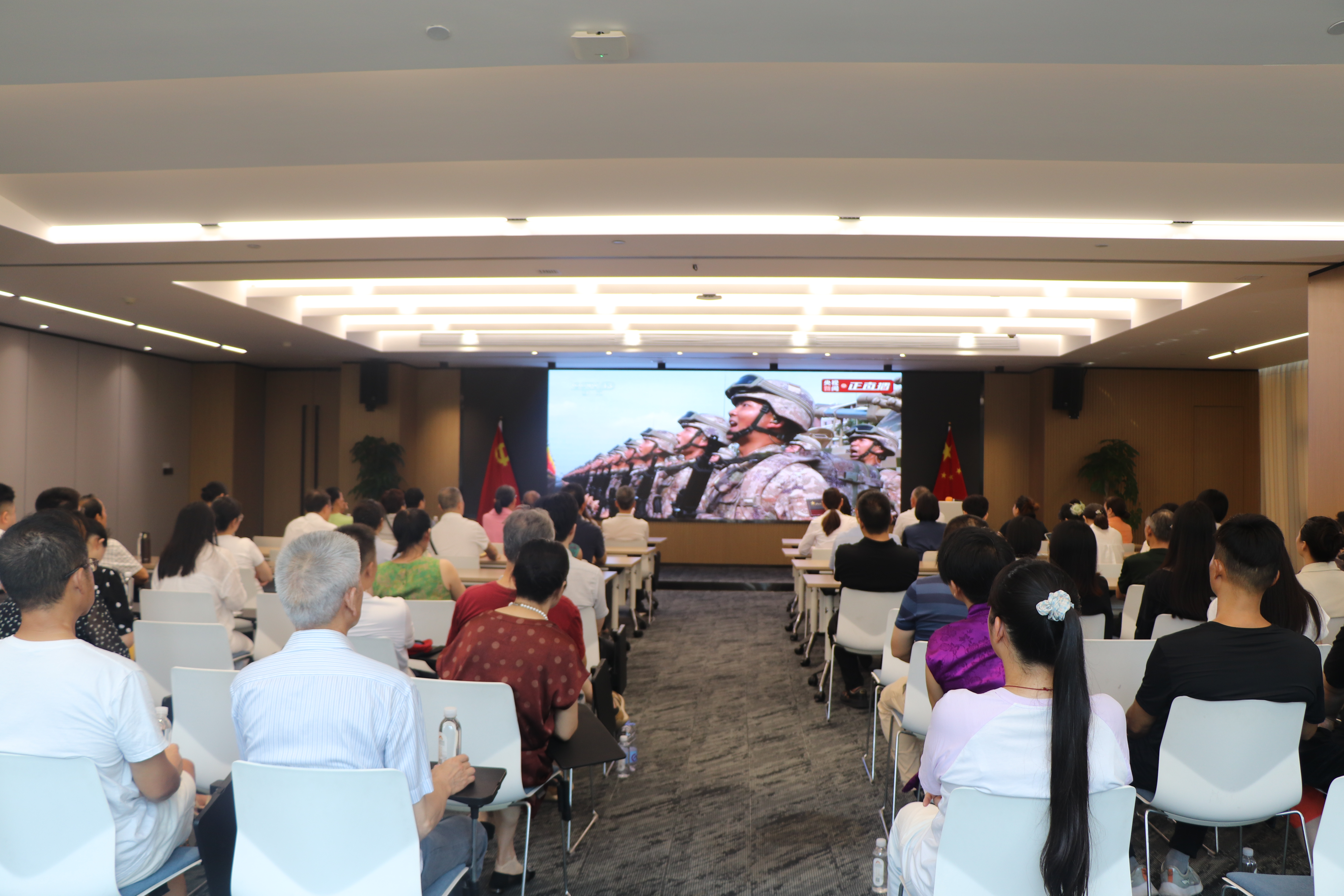震撼！振奋！人和人律师事务所组织集中收看纪念抗战胜利80周年大会直播